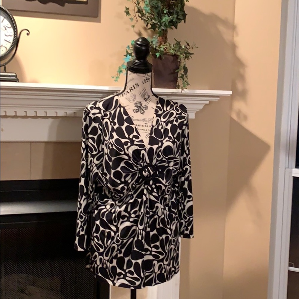 Black/ White Swirl V- Neck XL Shirt